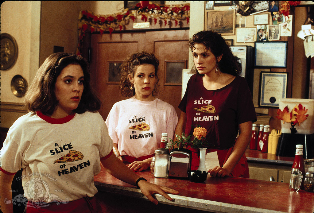 Still of Julia Roberts, Lili Taylor and Annabeth Gish in Mystic Pizza (1988)