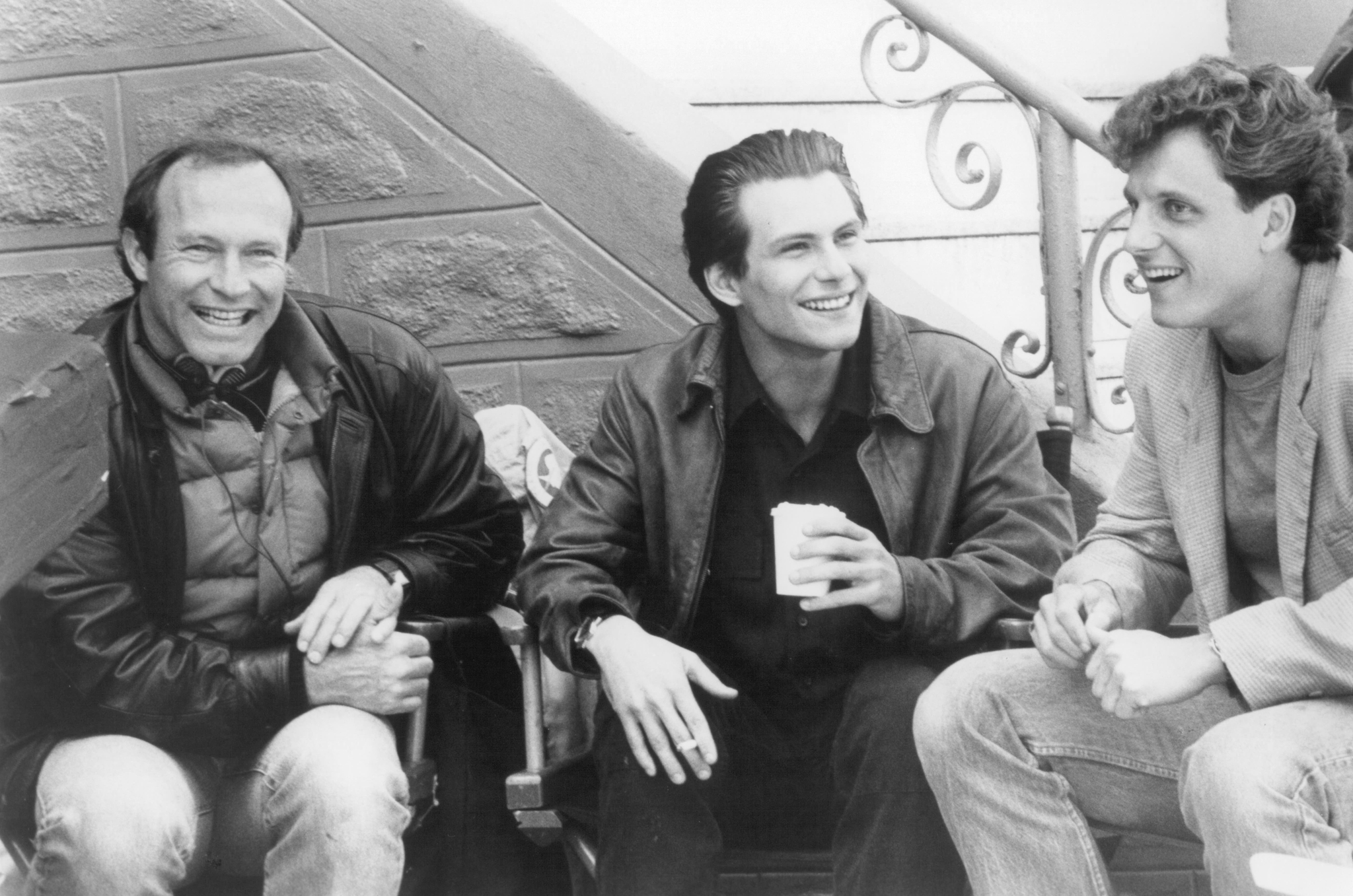 Still of Christian Slater, Tony Goldwyn and Bruce A. Evans in Kuffs (1992)