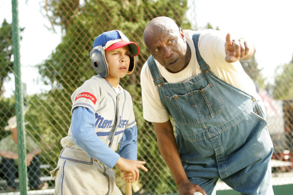 Still of Louis Gossett Jr. and Jake T. Austin in The Perfect Game (2009)