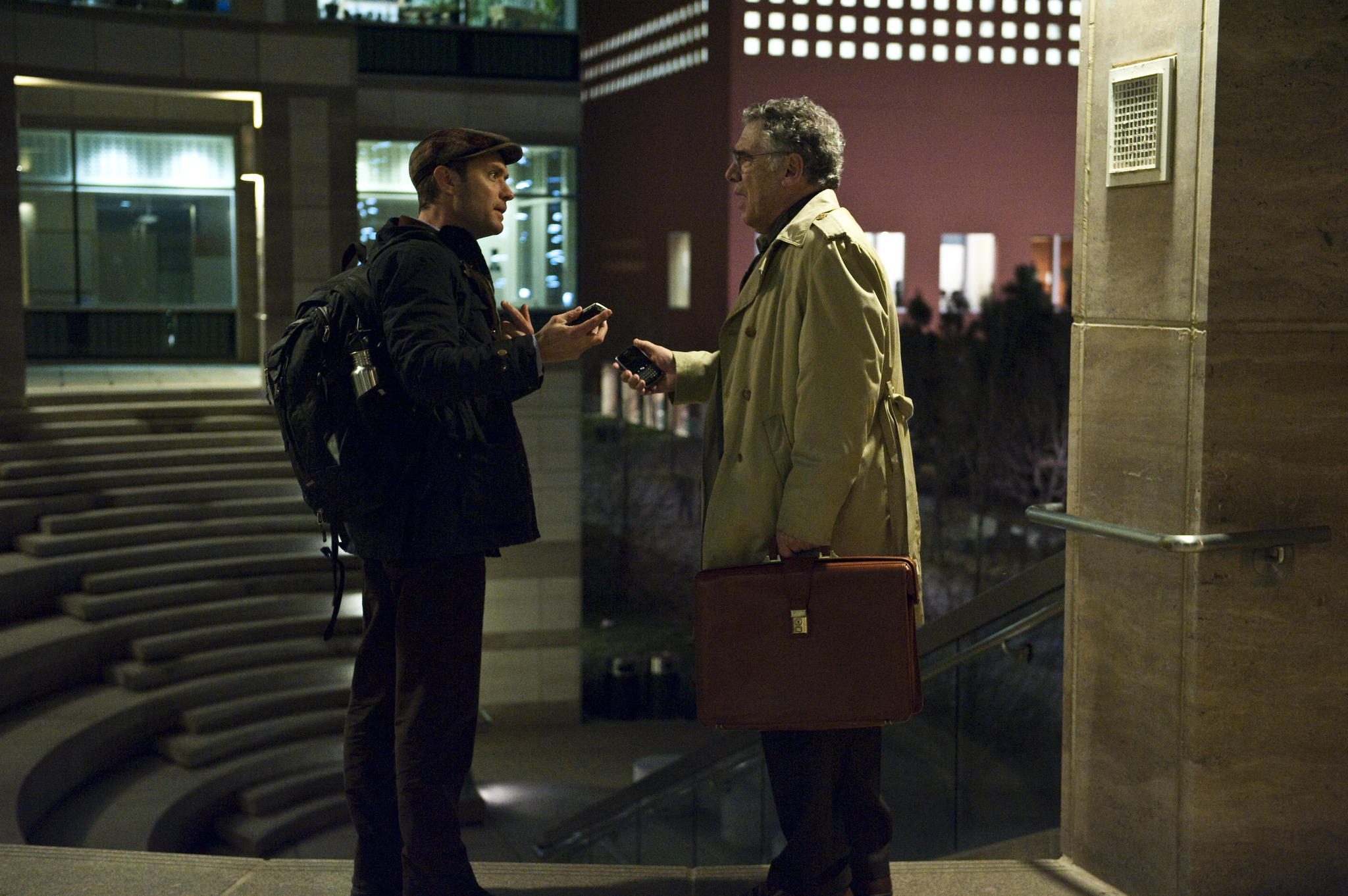 Still of Jude Law and Elliott Gould in Uzkratas (2011)