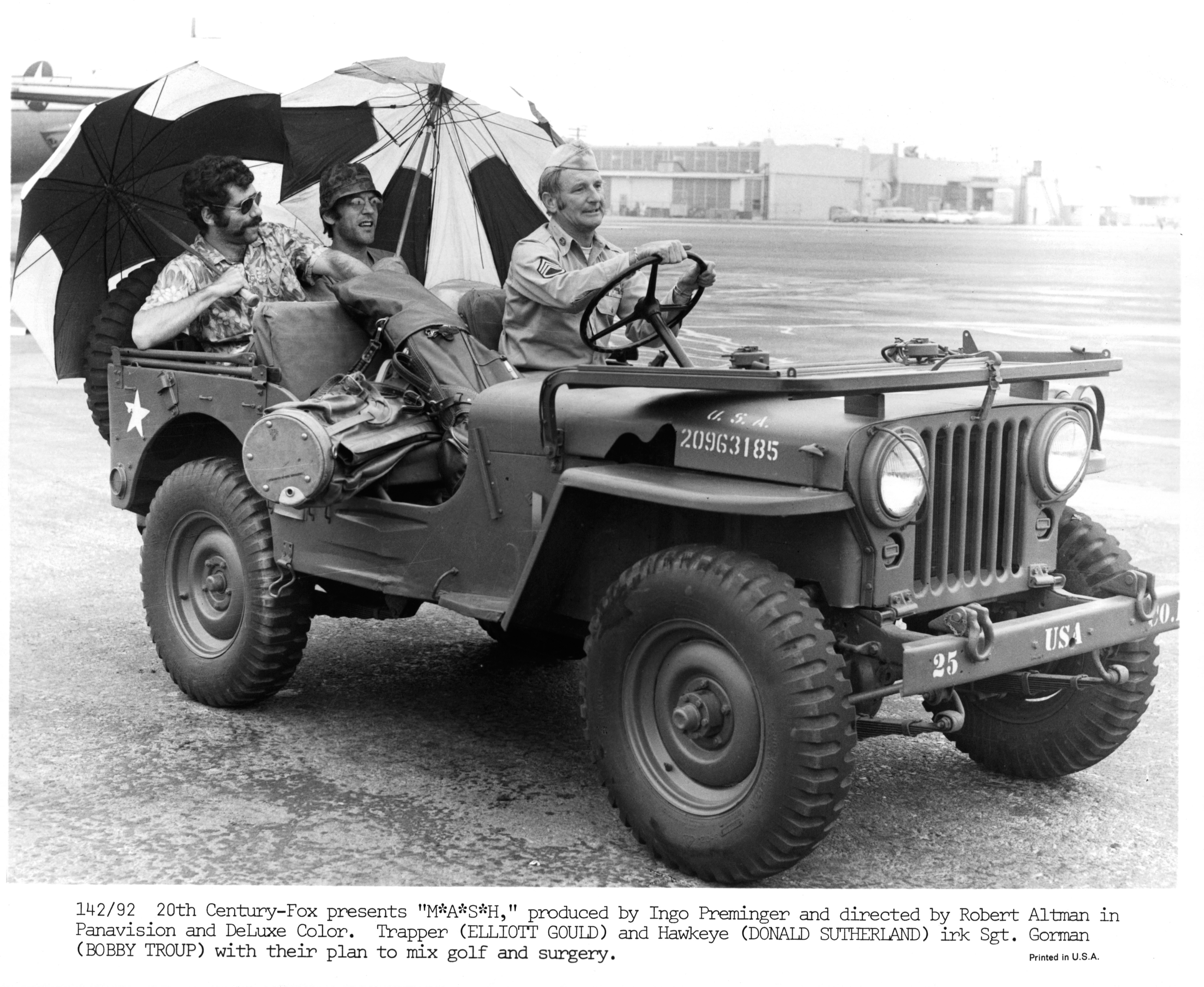 Still of Donald Sutherland, Elliott Gould and Bobby Troup in MASH (1970)