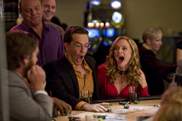 Still of Heather Graham and Ed Helms in Pagirios Las Vegase (2009)