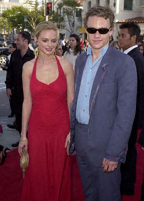 Heather Graham and Heath Ledger at event of Riterio zvaigzde (2001)