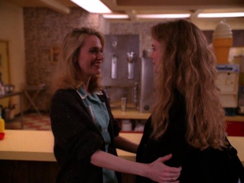 Still of Heather Graham and Peggy Lipton in Twin Pykso miestelis (1990)