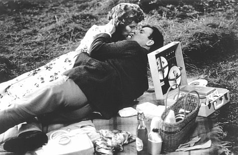 Still of Rupert Graves and Julie Walters in Intimate Relations (1996)