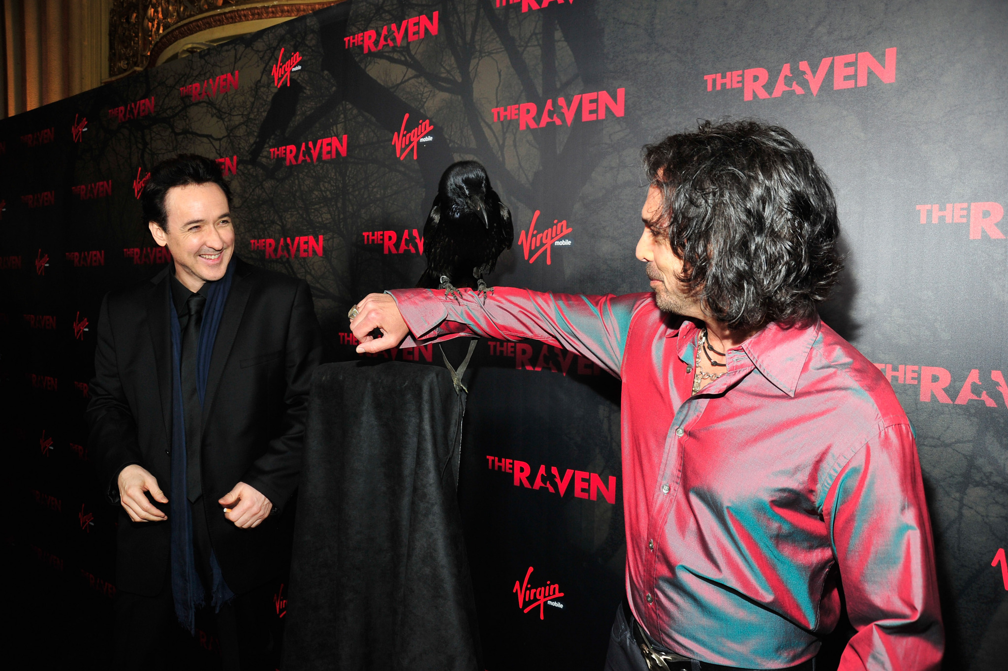 John Cusack and Richard Grieco at event of Varnas (2012)