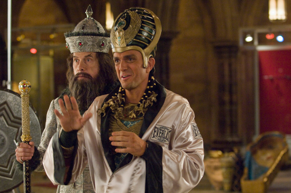 Still of Hank Azaria and Christopher Guest in Naktis muziejuje 2 (2009)