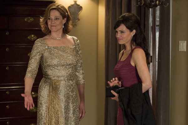 Still of Sigourney Weaver and Carla Gugino in Political Animals: Pilot (2012)