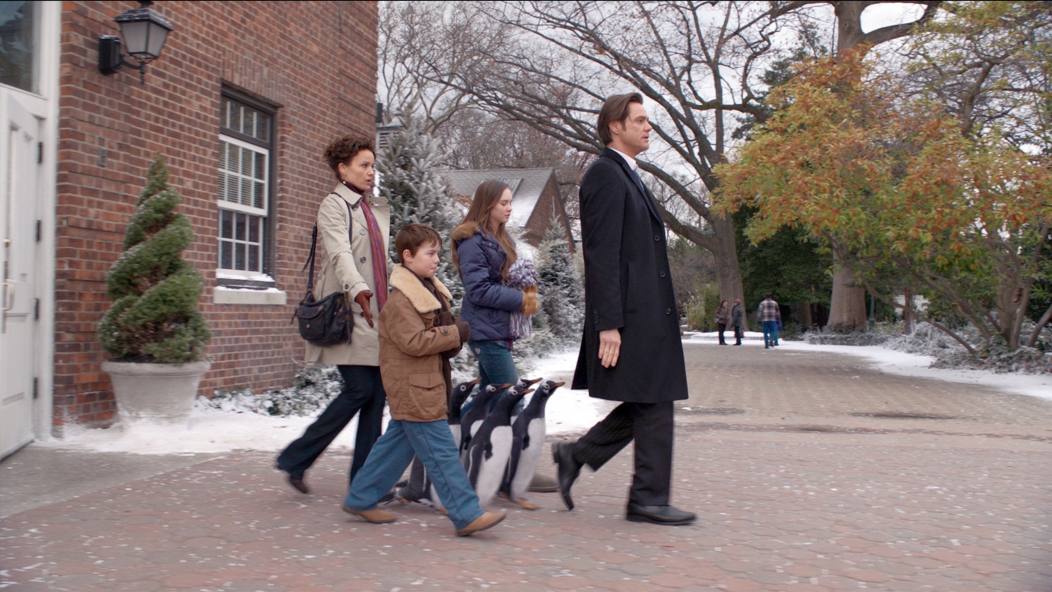 Still of Jim Carrey, Carla Gugino, Madeline Carroll and Maxwell Perry Cotton in Pono Poperio pingvinai (2011)