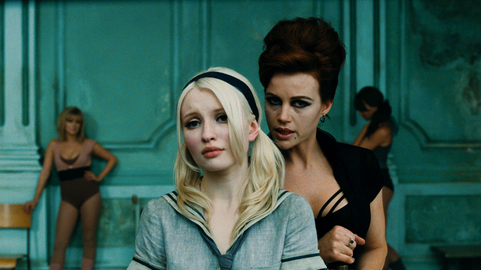 Still of Carla Gugino and Emily Browning in Nelauktas smugis (2011)