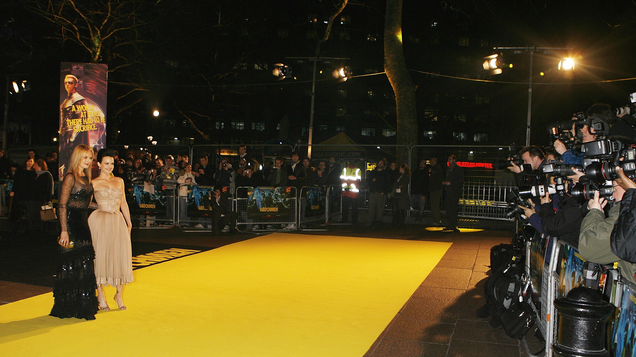 Carla Gugino and Malin Akerman at event of Watchmen (2009)