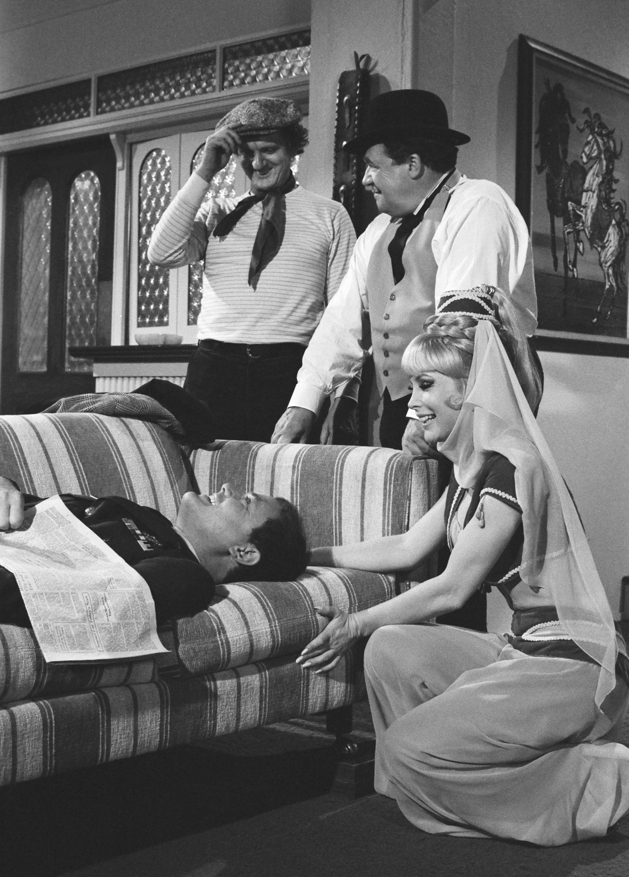 Still of Barbara Eden, Larry Hagman, Ronald Long and Arthur Malet in Mano svajoniu Dzine (1965)
