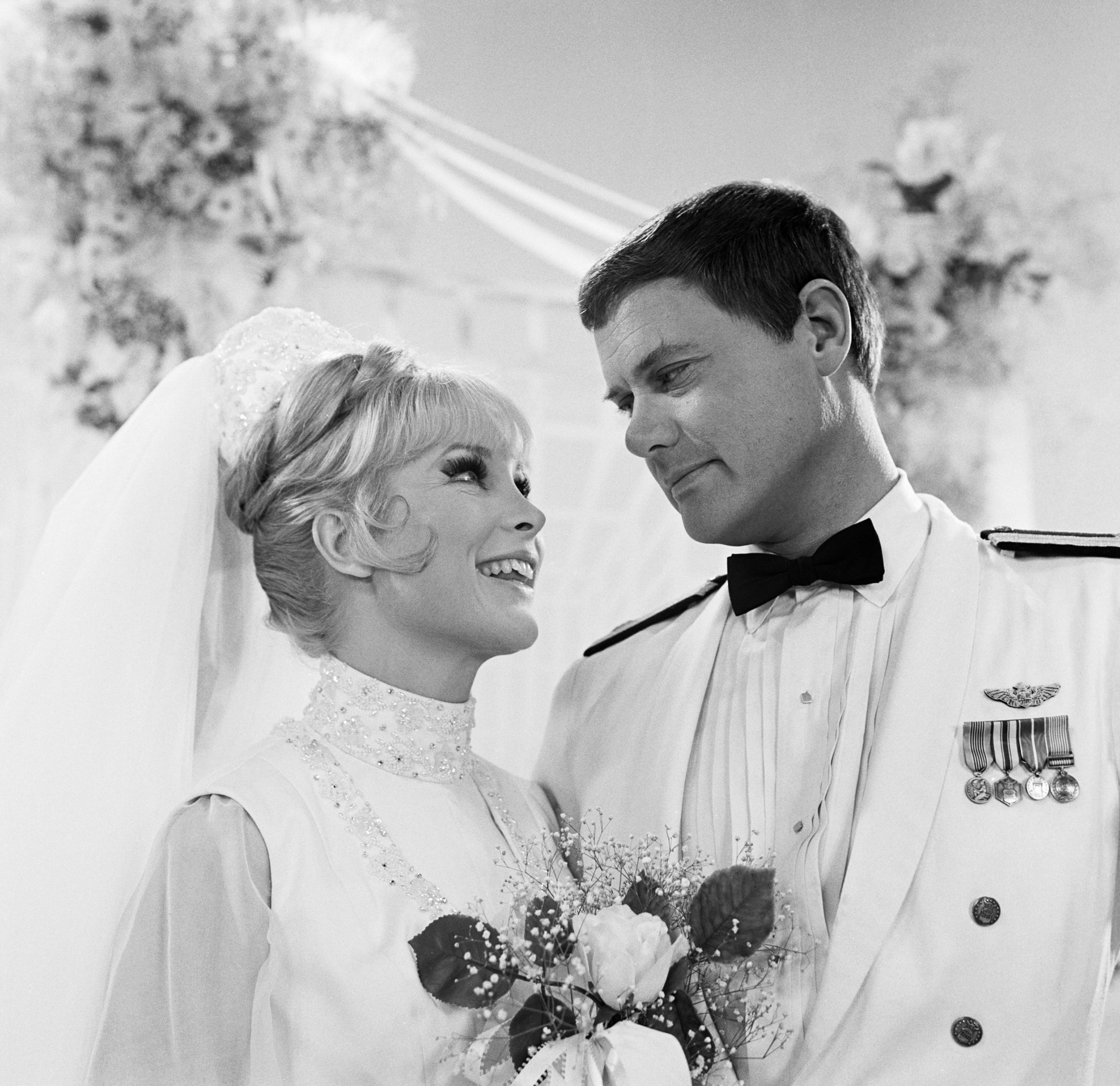 Still of Barbara Eden and Larry Hagman in Mano svajoniu Dzine (1965)