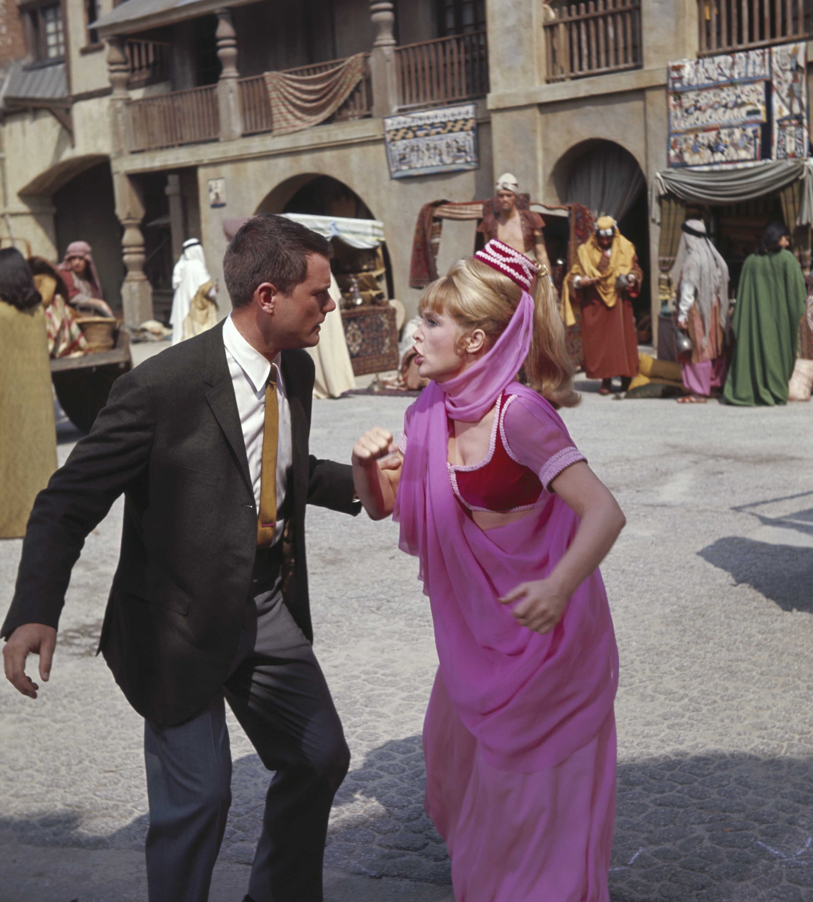 Still of Barbara Eden and Larry Hagman in Mano svajoniu Dzine (1965)