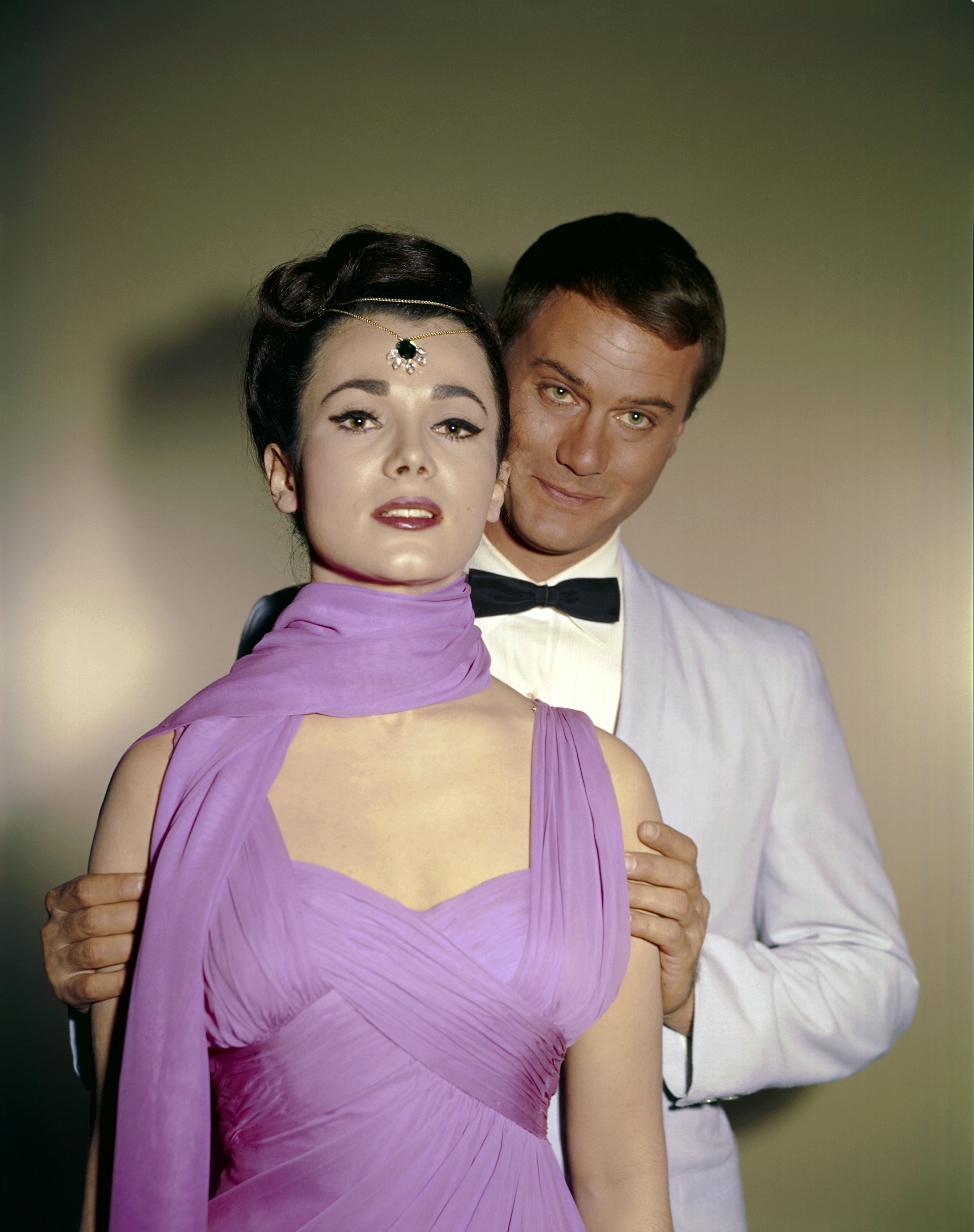 Still of Larry Hagman and Gila Golan in Mano svajoniu Dzine (1965)