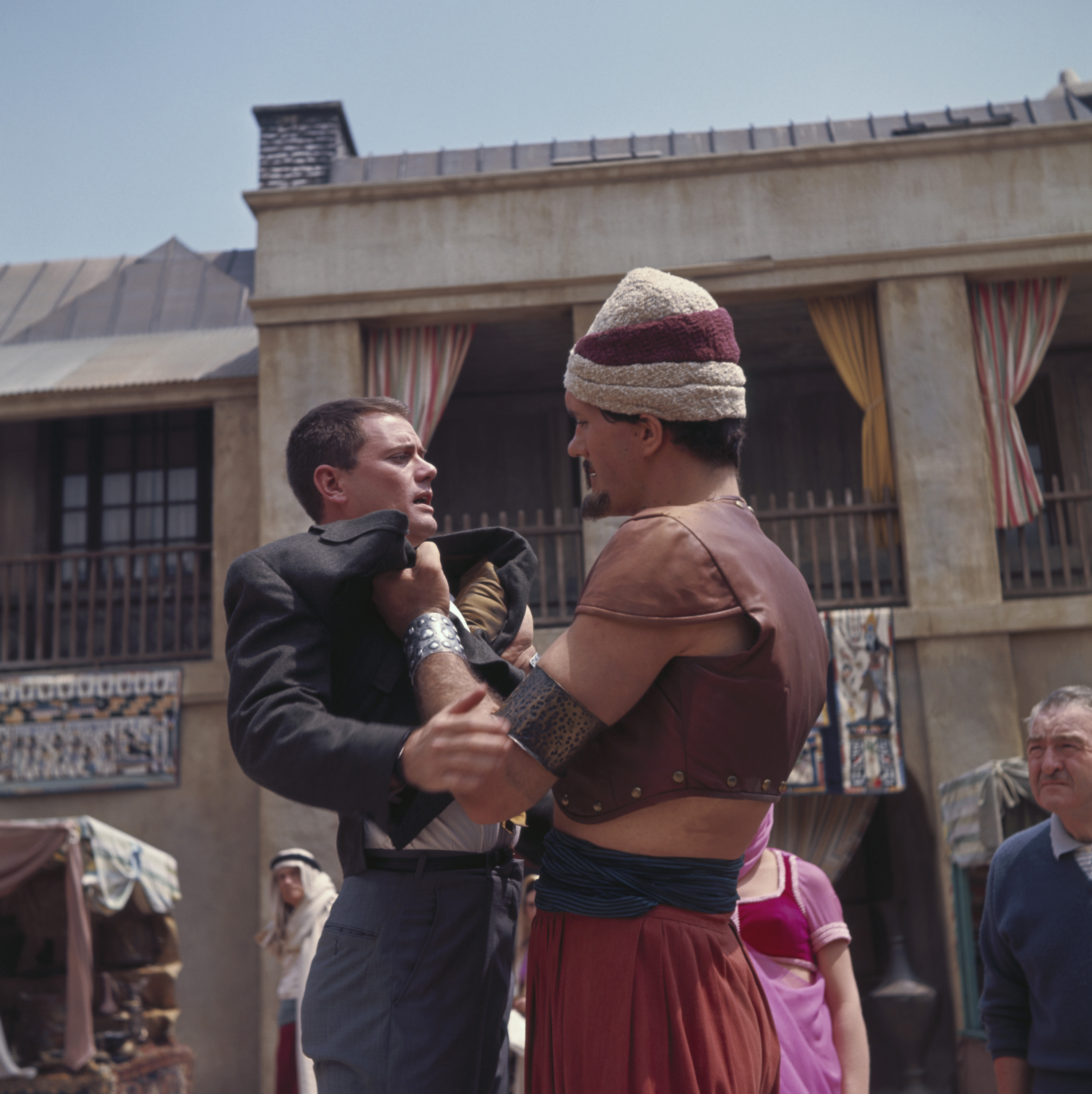 Still of Larry Hagman and Richard Kiel in Mano svajoniu Dzine (1965)