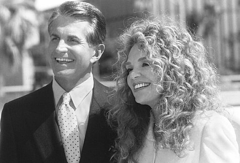 Still of Dyan Cannon and George Hamilton in 8 Heads in a Duffel Bag (1997)