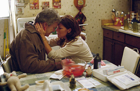 Still of Tim Robbins and Marcia Gay Harden in Mistine upe (2003)
