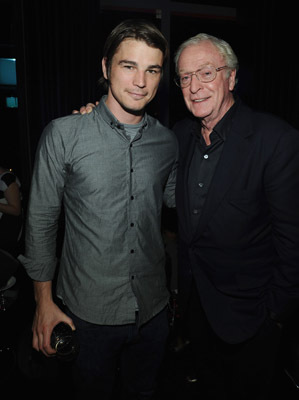 Michael Caine and Josh Hartnett at event of Tamsos riteris (2008)