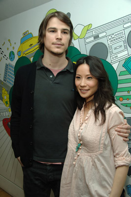 Josh Hartnett and Lucy Liu at event of Total Request Live (1999)