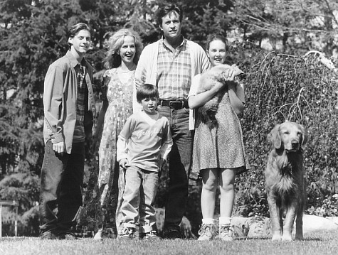 Still of Robert Hays, Kim Greist, Kevin Chevalia, Veronica Lauren and Benj Thall in Homeward Bound II: Lost in San Francisco (1996)