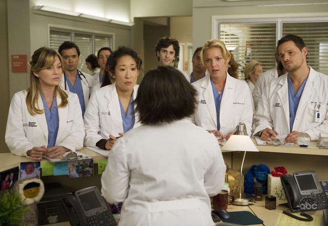 Katherine Heigl, Justin Chambers, Sandra Oh and Ellen Pompeo in Grei anatomija (2005)