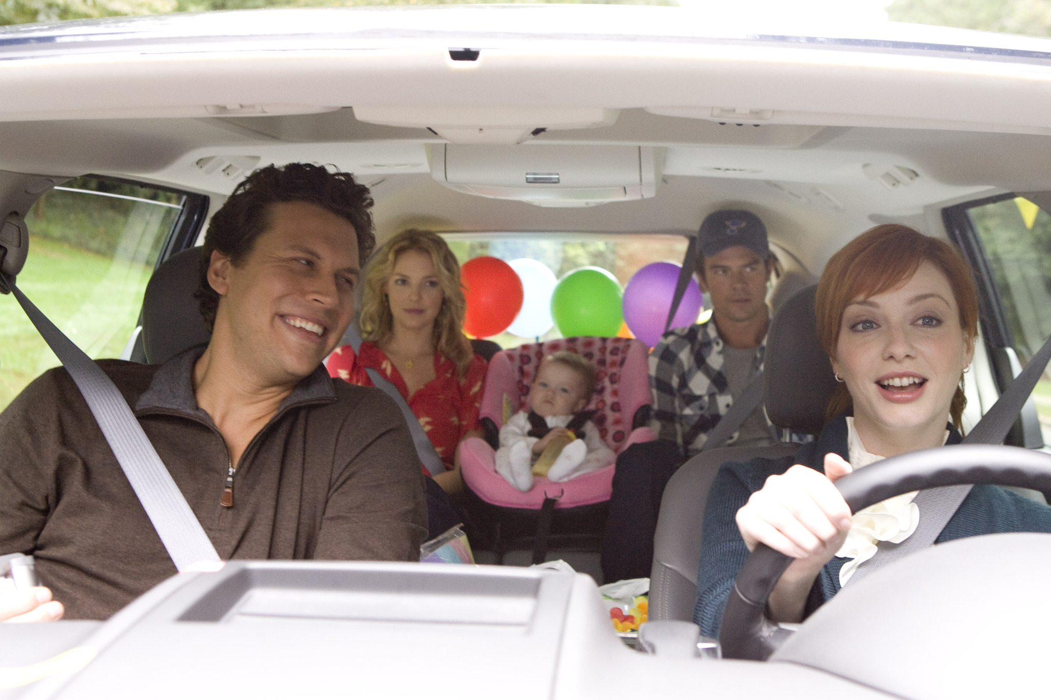 Still of Katherine Heigl, Josh Duhamel, Christina Hendricks and Peter Novak in Po vieno stogu (2010)