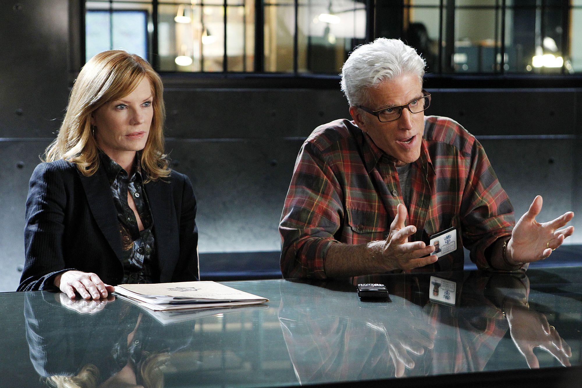 Still of Ted Danson and Marg Helgenberger in CSI kriminalistai (2000)