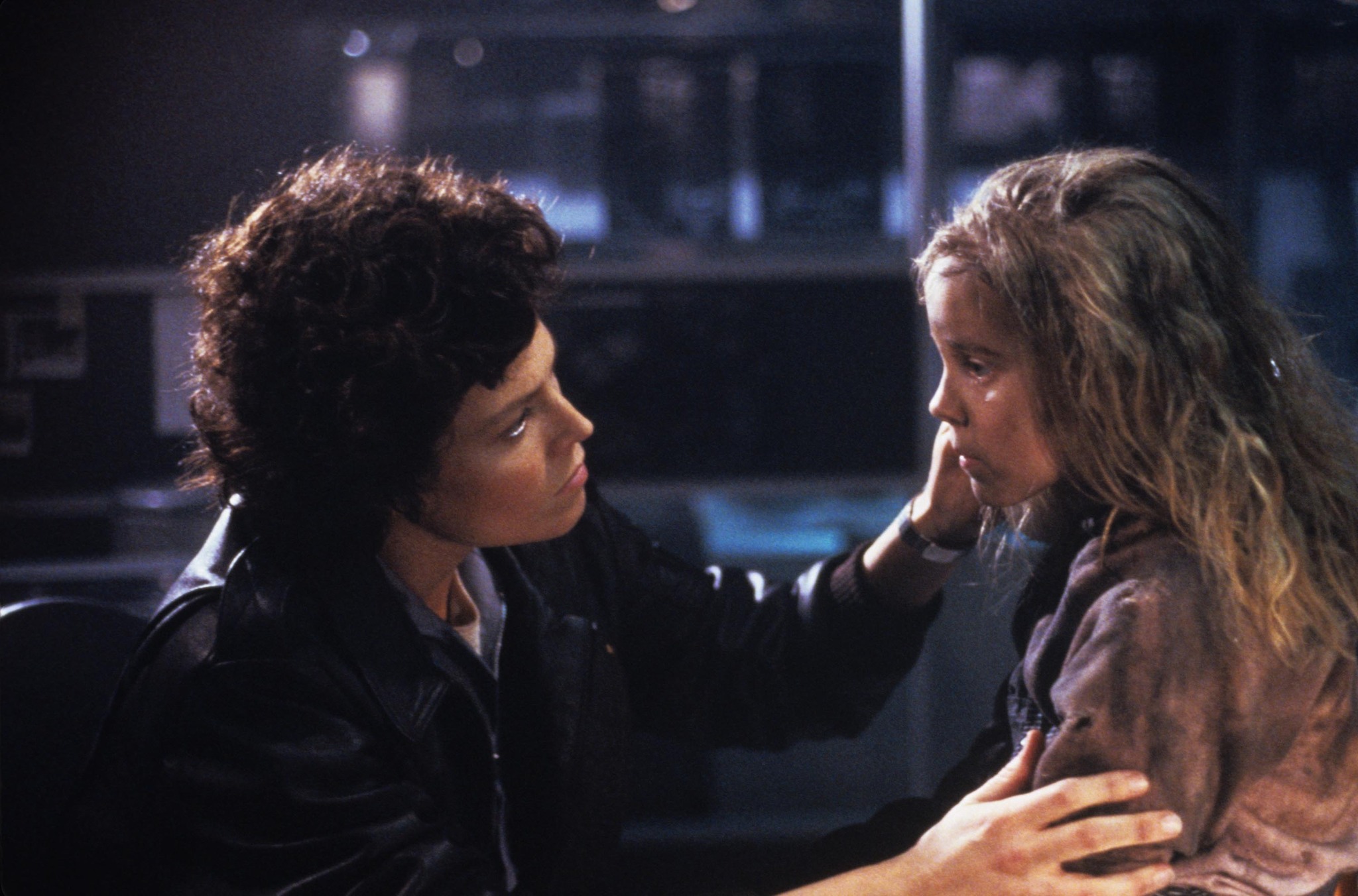 Still of Sigourney Weaver and Carrie Henn in Svetimi (1986)