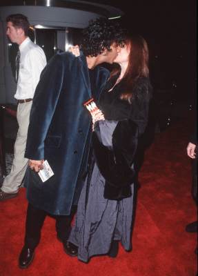 Barbara Hershey and Naveen Andrews at event of Lok, stok arba sauk (1998)