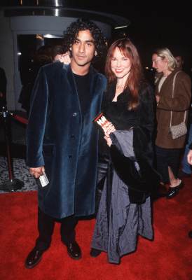 Barbara Hershey and Naveen Andrews at event of Lok, stok arba sauk (1998)