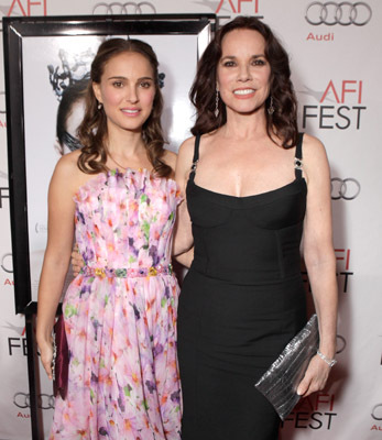 Natalie Portman and Barbara Hershey at event of Juodoji gulbe (2010)