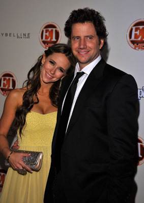 Jennifer Love Hewitt and Jamie Kennedy at event of The 61st Primetime Emmy Awards (2009)