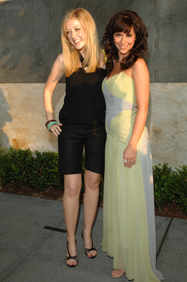 Jennifer Love Hewitt and Jennifer Finnigan at event of Close to Home (2005)