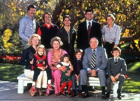 173-316 Bob Hope, wife Dolores (2nd Lt, Fr Row), Adopted children (back row) Linda (R), Anthony, Nora, William (2nd Lt) C. 1978