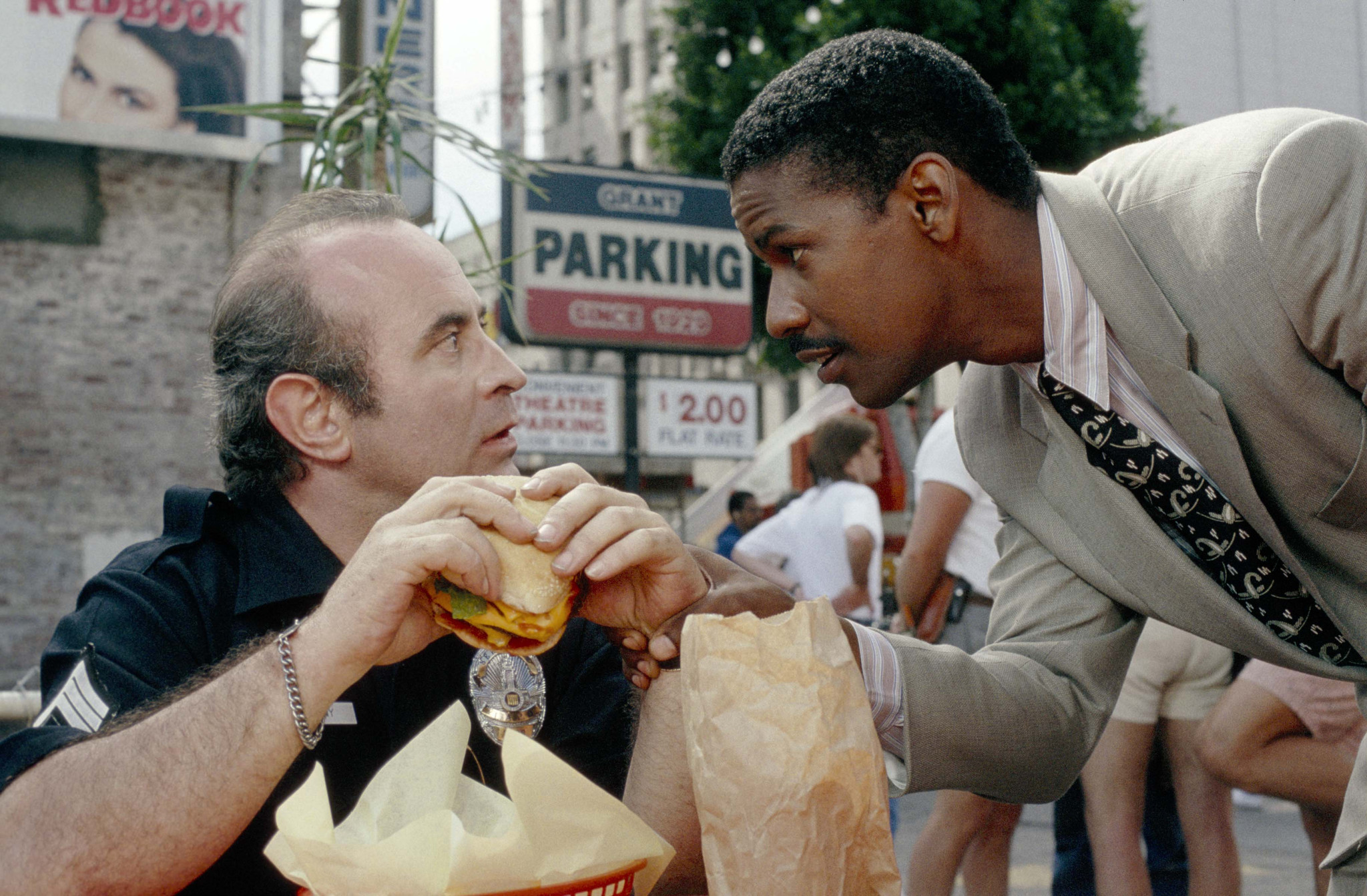 Still of Denzel Washington and Bob Hoskins in Heart Condition (1990)