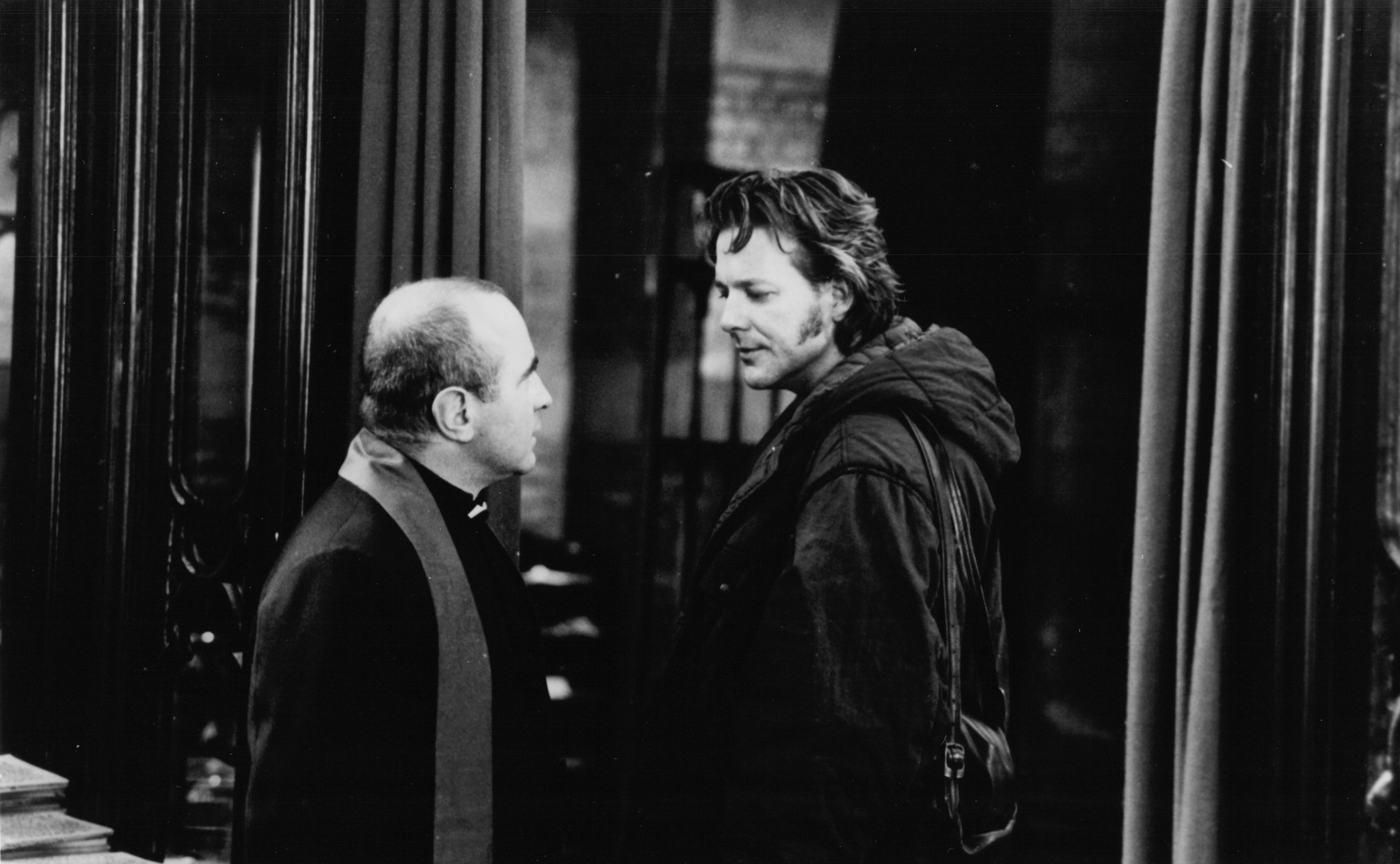 Still of Mickey Rourke and Bob Hoskins in A Prayer for the Dying (1987)
