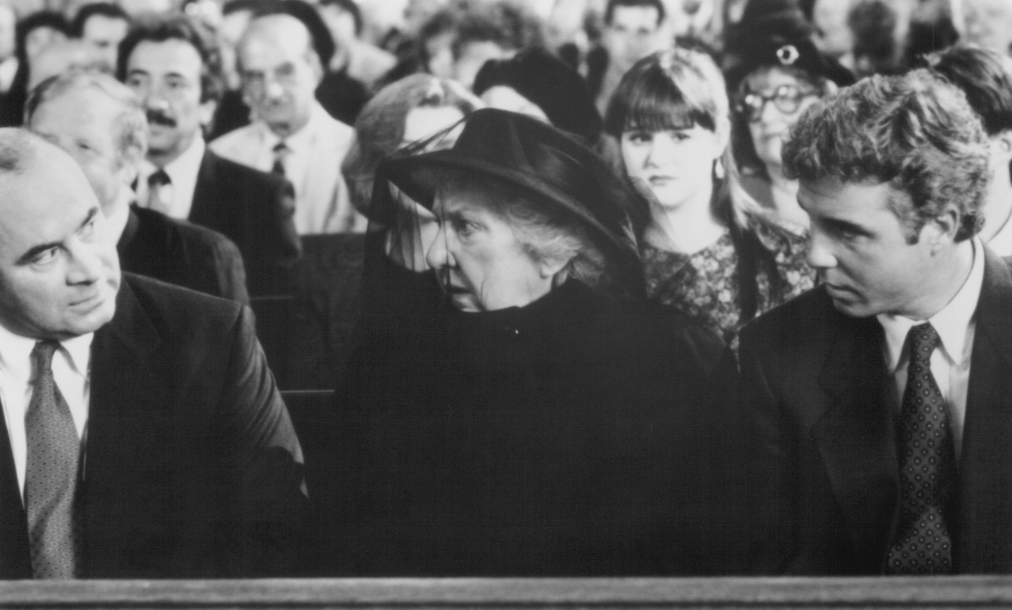 Still of Bob Hoskins, William Petersen and Maureen Stapleton in Passed Away (1992)