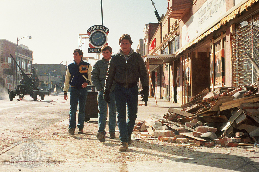Still of Charlie Sheen, Patrick Swayze and C. Thomas Howell in Red Dawn (1984)
