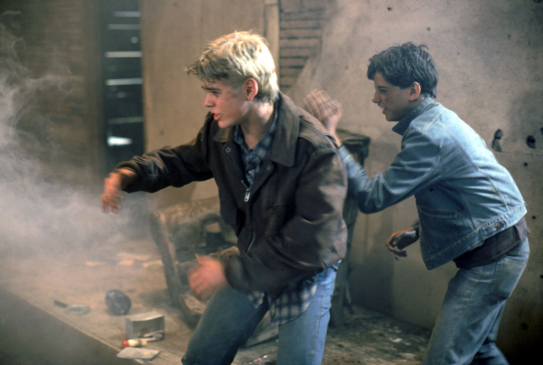 Still of C. Thomas Howell and Ralph Macchio in The Outsiders (1983)