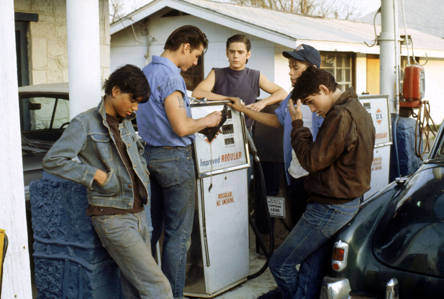 Still of Tom Cruise, Matt Dillon, Rob Lowe, C. Thomas Howell and Ralph Macchio in The Outsiders (1983)