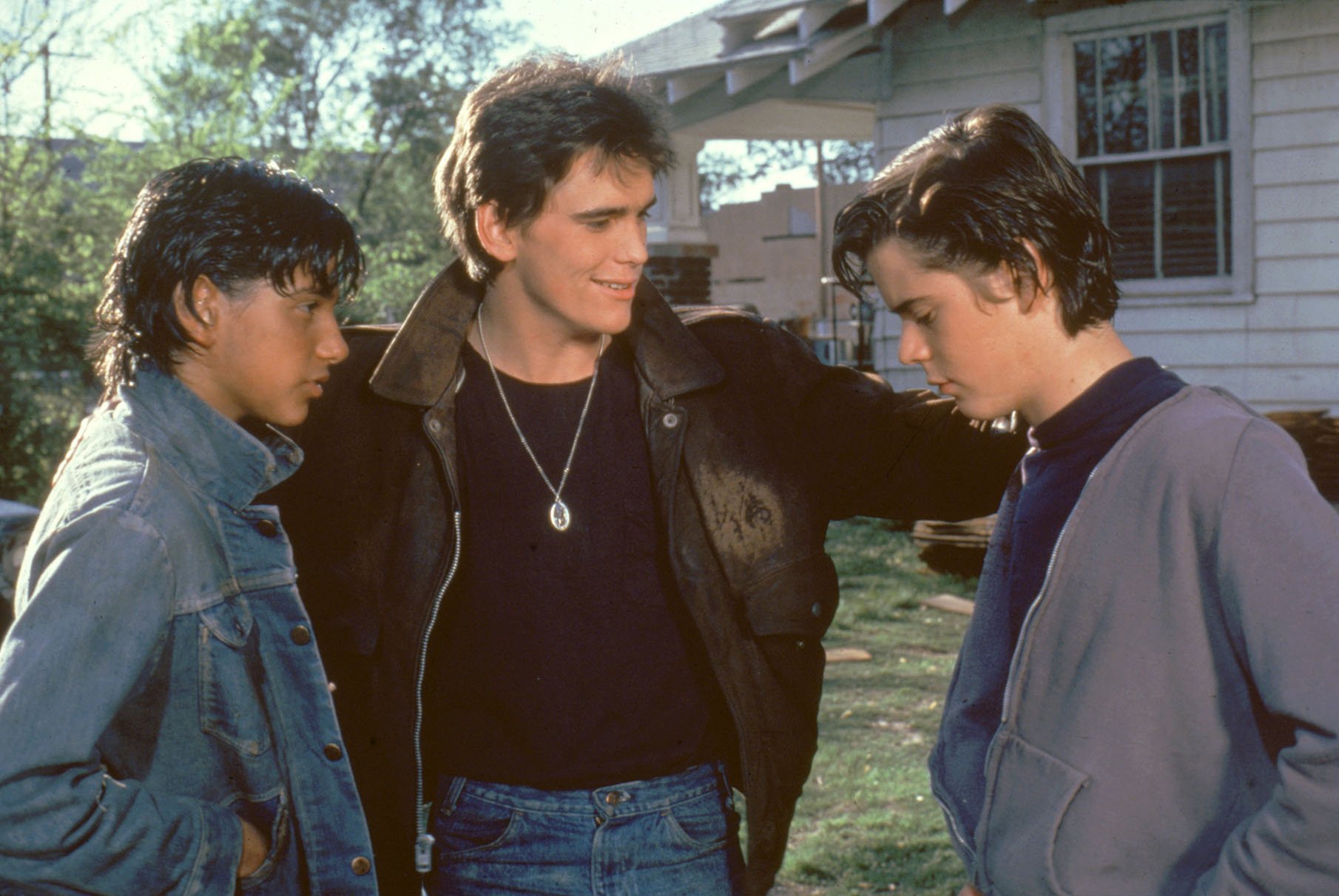 Still of Matt Dillon, C. Thomas Howell and Ralph Macchio in The Outsiders (1983)