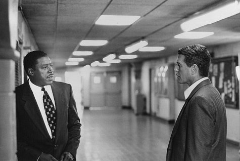 Still of Tom Berenger and Ernie Hudson in The Substitute (1996)