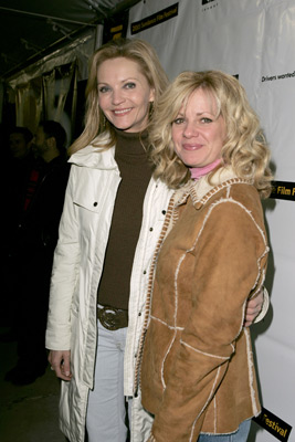 Joan Allen and Bonnie Hunt at event of The Upside of Anger (2005)