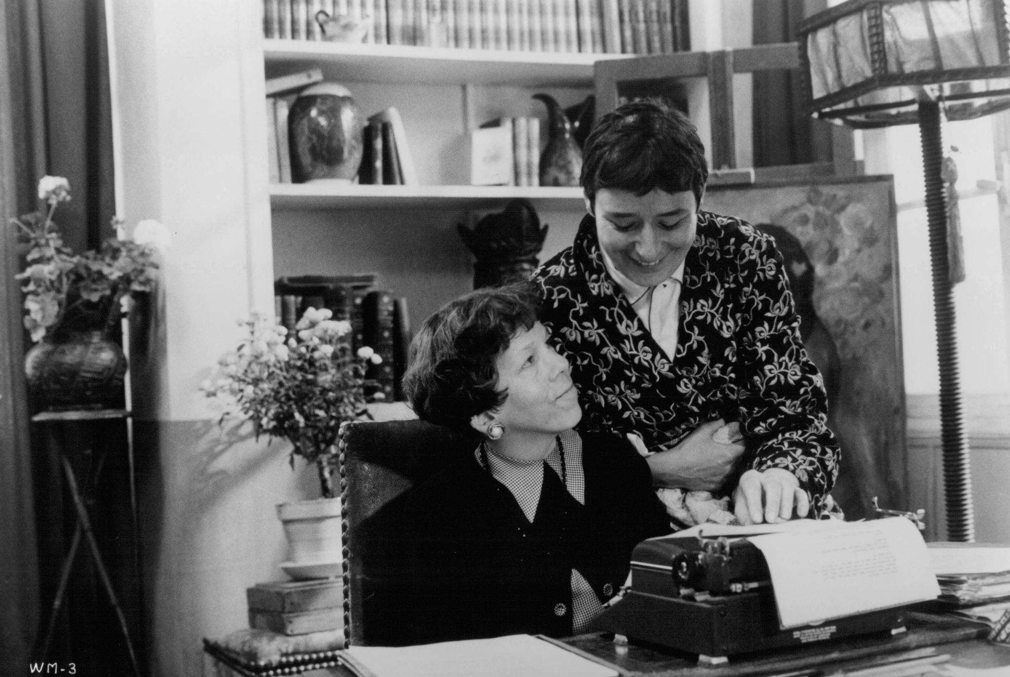 Still of Linda Hunt and Linda Bassett in American Playhouse: Waiting for the Moon (1987)