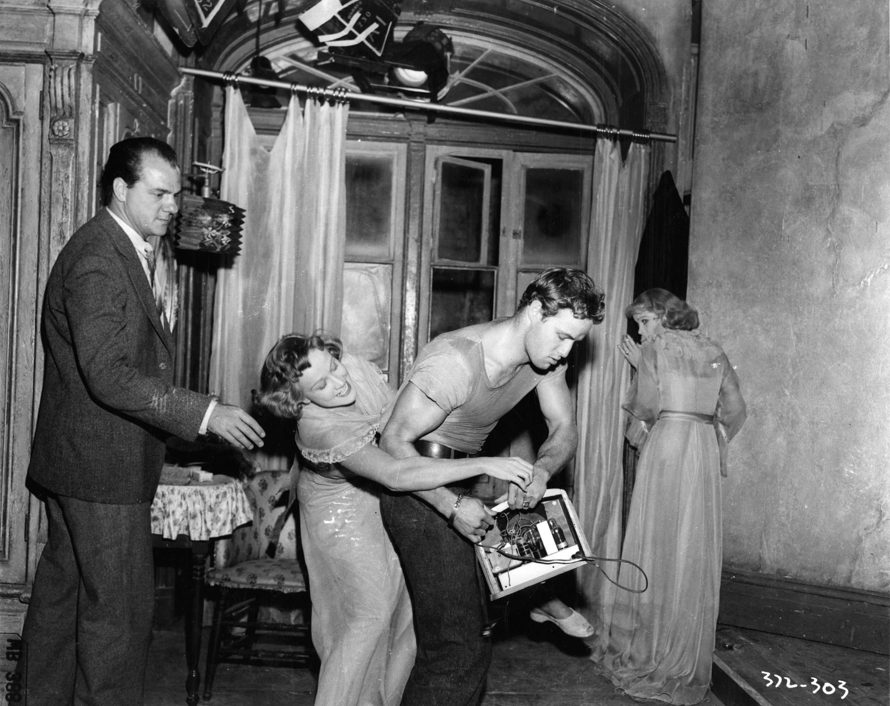 Still of Marlon Brando, Vivien Leigh and Kim Hunter in A Streetcar Named Desire (1951)