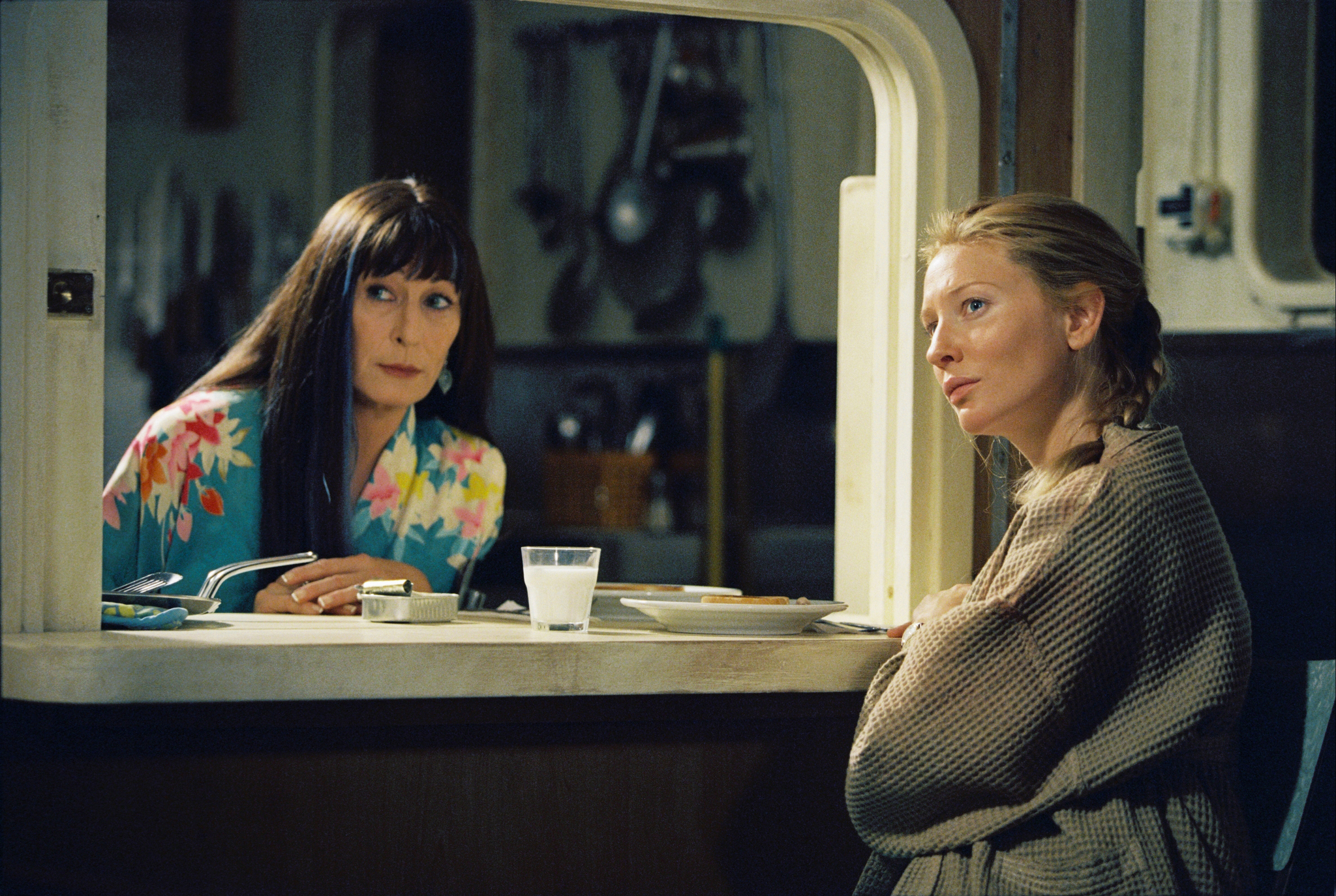 Still of Cate Blanchett and Anjelica Huston in The Life Aquatic with Steve Zissou (2004)