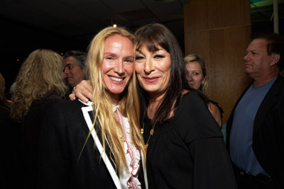 Anjelica Huston and Kelly Lynch at event of The Darjeeling Limited (2007)