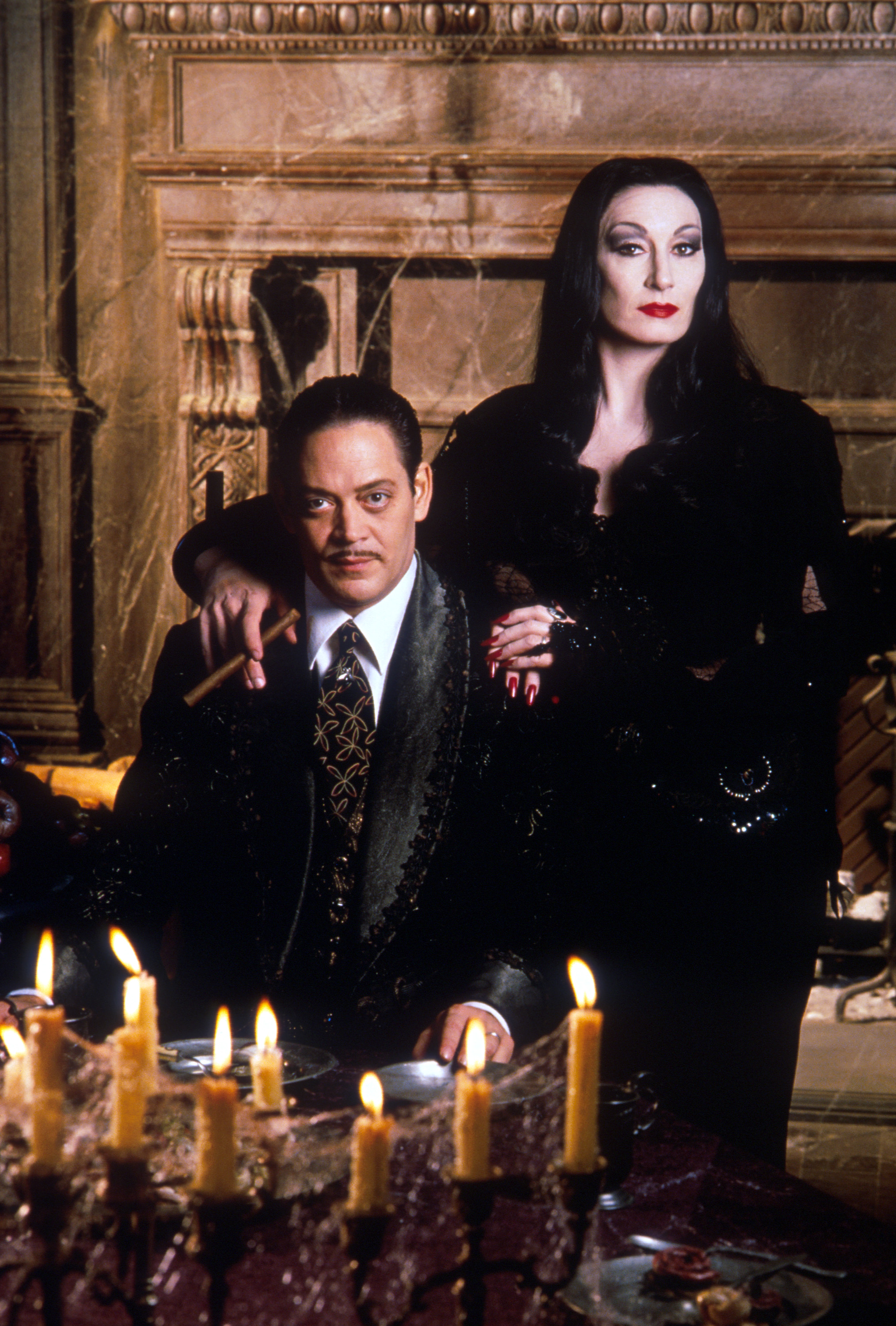 Still of Raul Julia and Anjelica Huston in The Addams Family (1991)