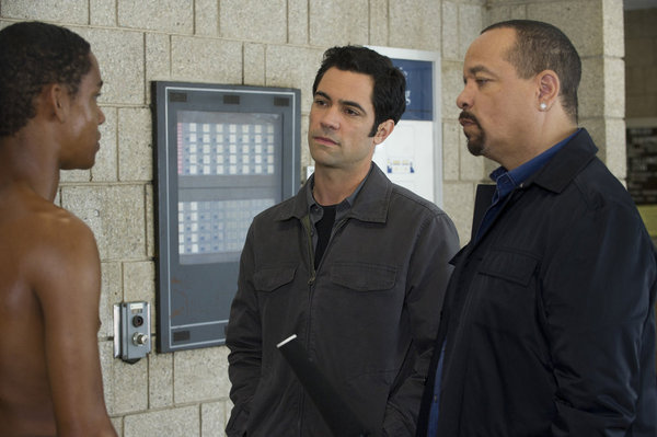 Still of Ice-T and Danny Pino in Law & Order: Special Victims Unit (1999)